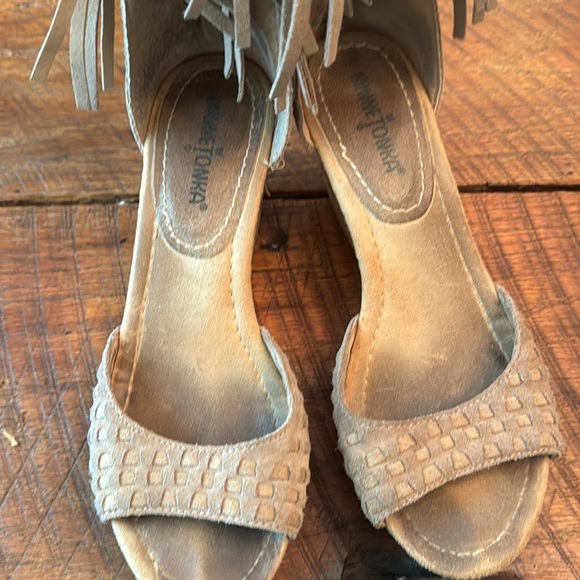 Cute fringe Minnetonka fringe wedge cork sandals. Size 7 - Picture 9 of 10